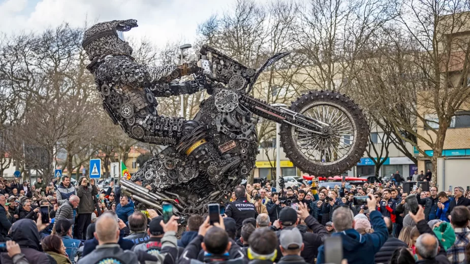 Escultura de homenagem a Paulo Gonçalves em Esposende