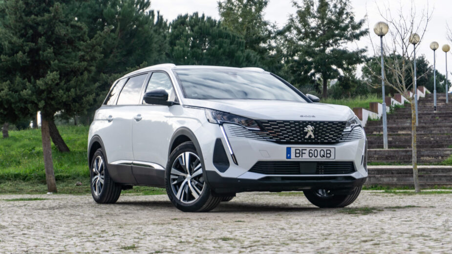 Peugeot 5008 Hybrid 48V - 3/4 de frente