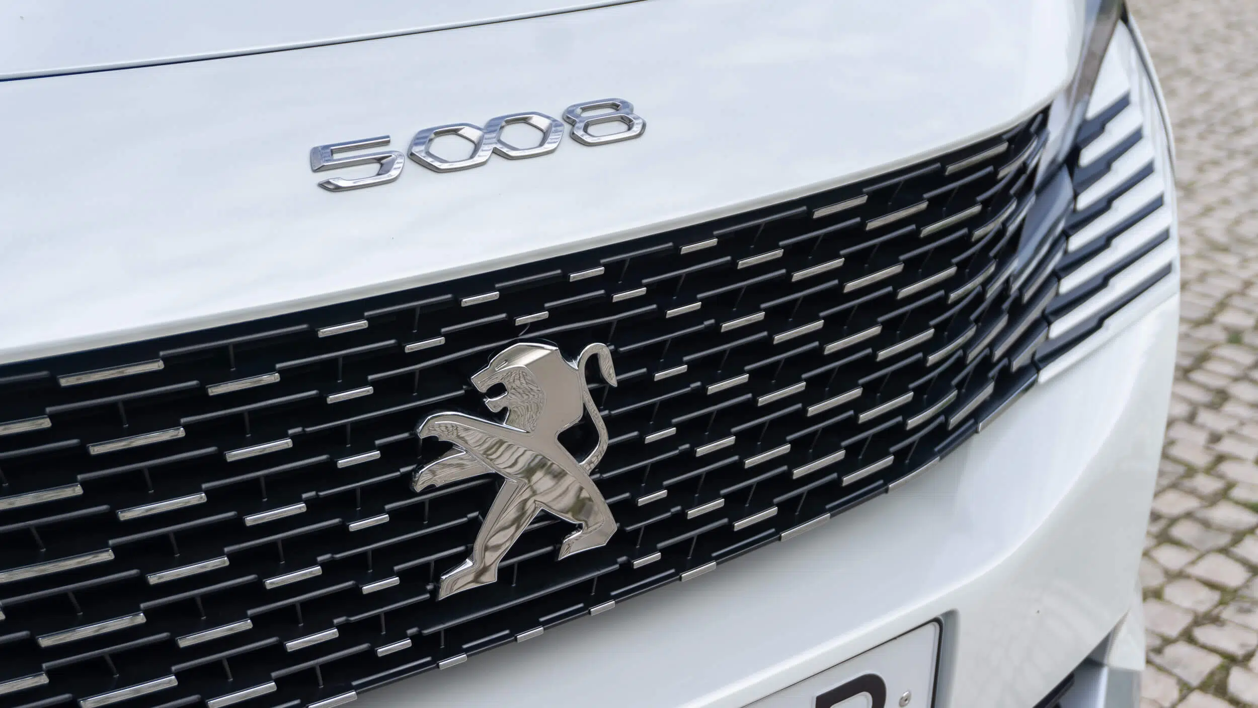 Peugeot 5008 Hybrid 48V - grelha frontal