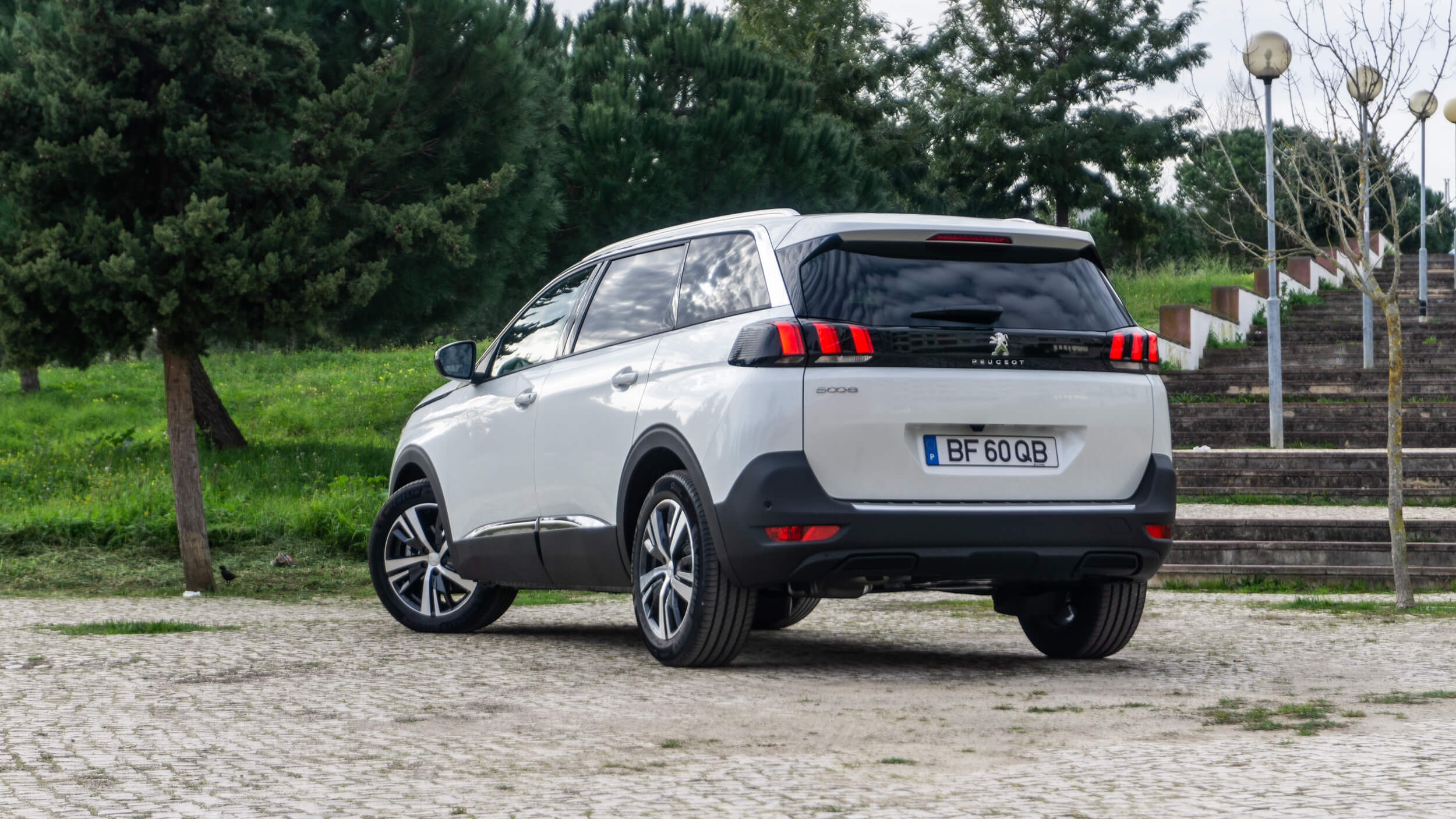 Peugeot 5008 Hybrid 48V - 3/4 de traseira