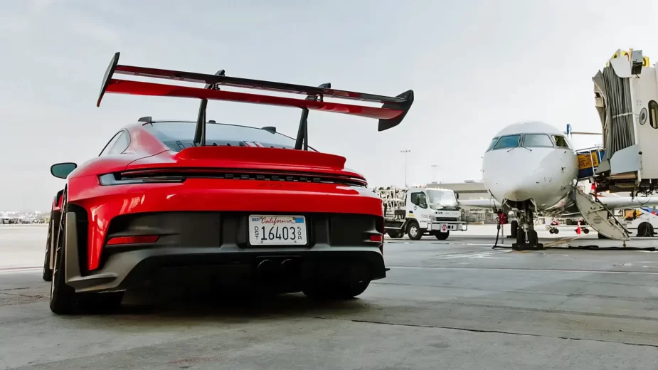 Porsche 911 GT3 RS no aeroporto de Los Angeles