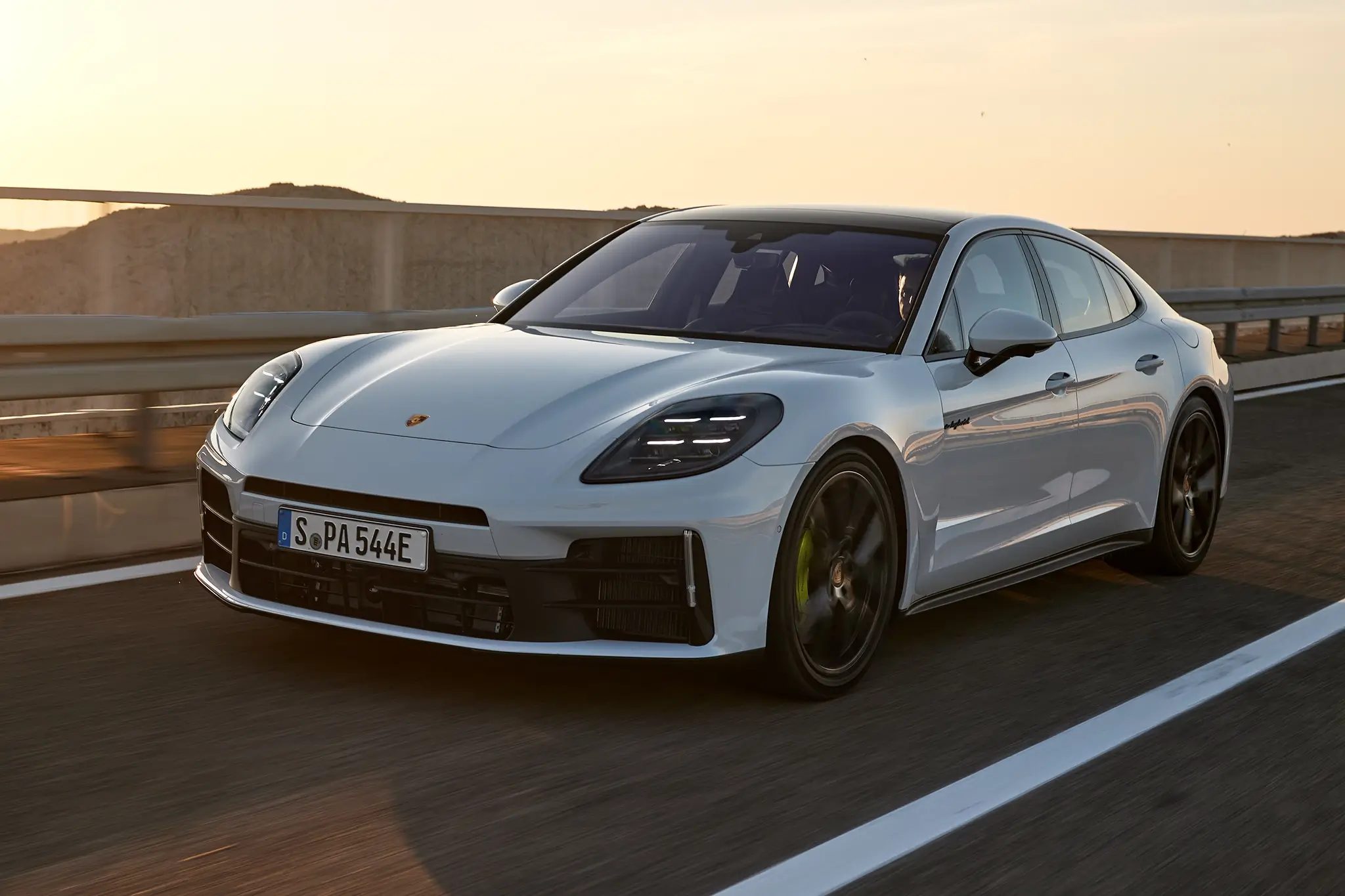 Porsche Panamera E-Hybrid - 3/4 de frente