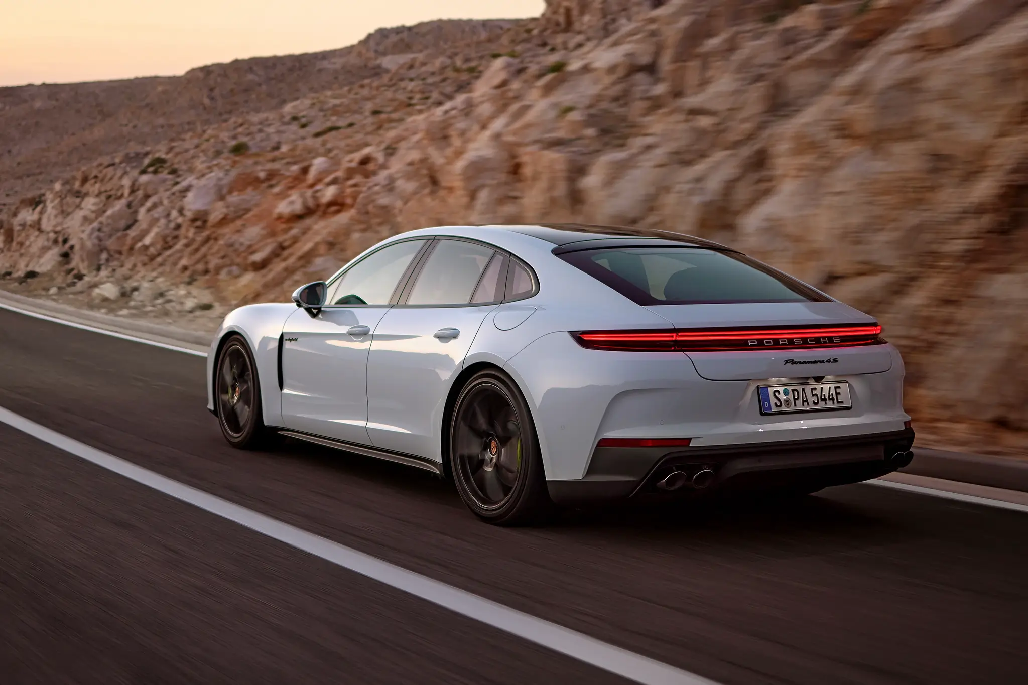 Porsche Panamera E-Hybrid - 3/4 de traseira