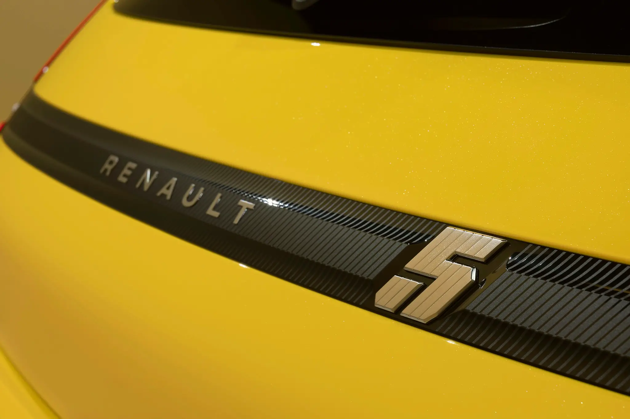 Renault 5 E-Tech - logótipo atrás