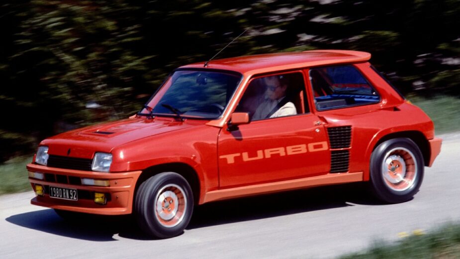 Renault 5 Turbo na estrada, perfil
