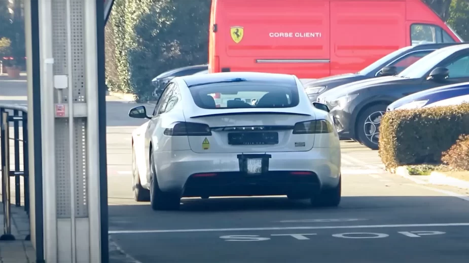 Tesla Model S Plaid em testes na Ferrari - traseira
