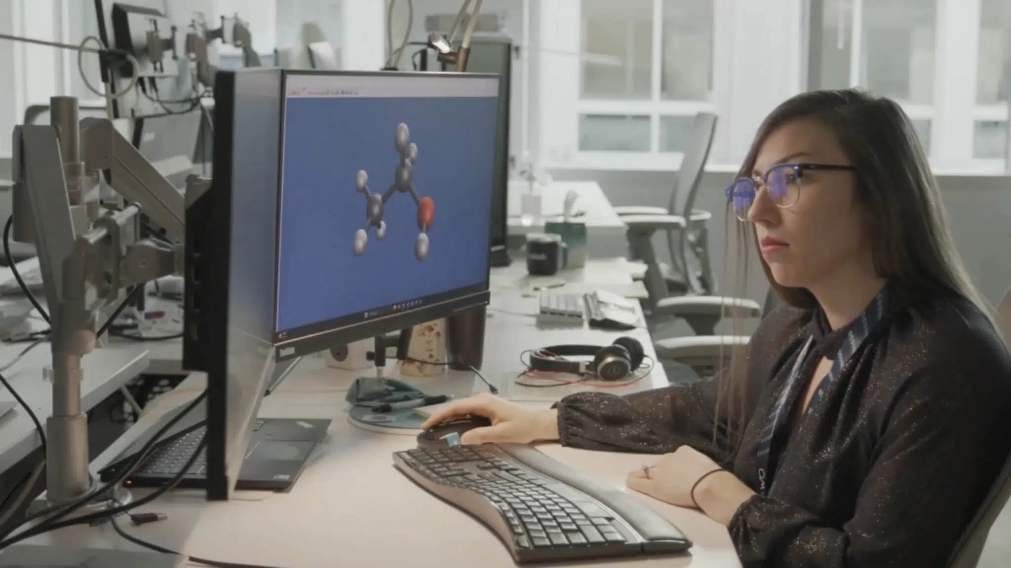 Uma cientista da Microsoft a trabalhar coma plataforma Azure Quantum Elements