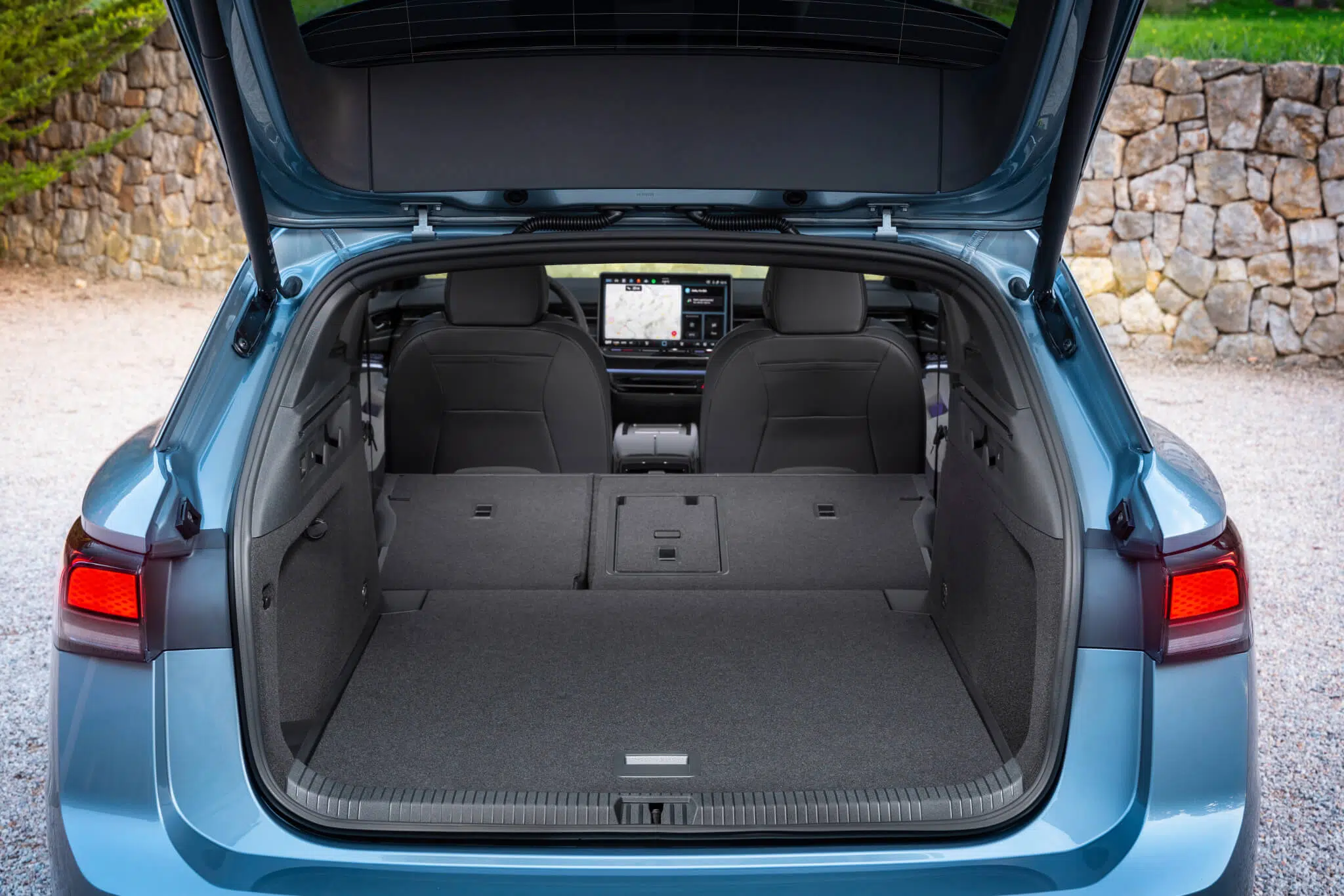 Bagageira Volkswagen ID.7 com os bancos traseiros rebaixados