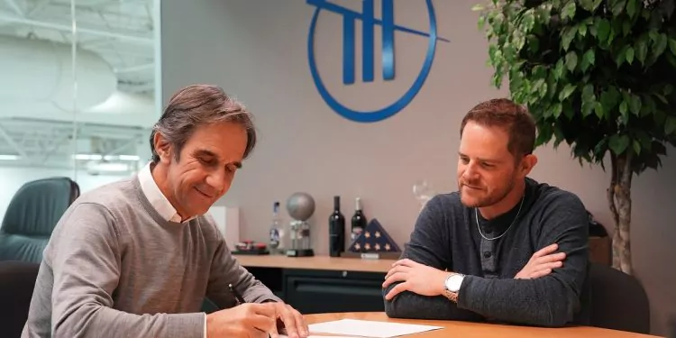 Davide Brivio a assinar contrato com a Trackhouse Aprilia MotoGP.