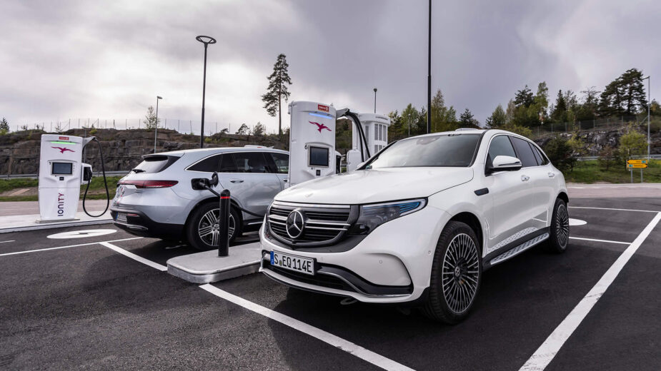 dois Mercedes-Benz EQC a carregar em posto IONITY