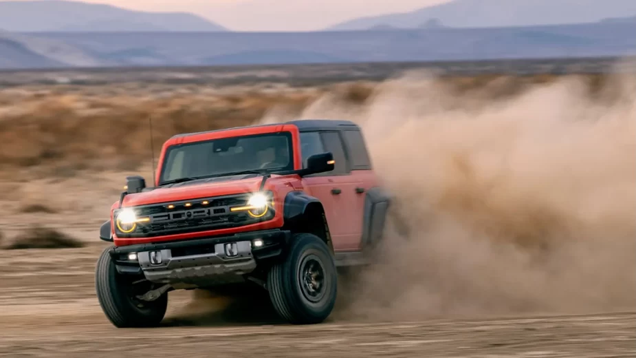 Ford Bronco Raptor na terra, frente