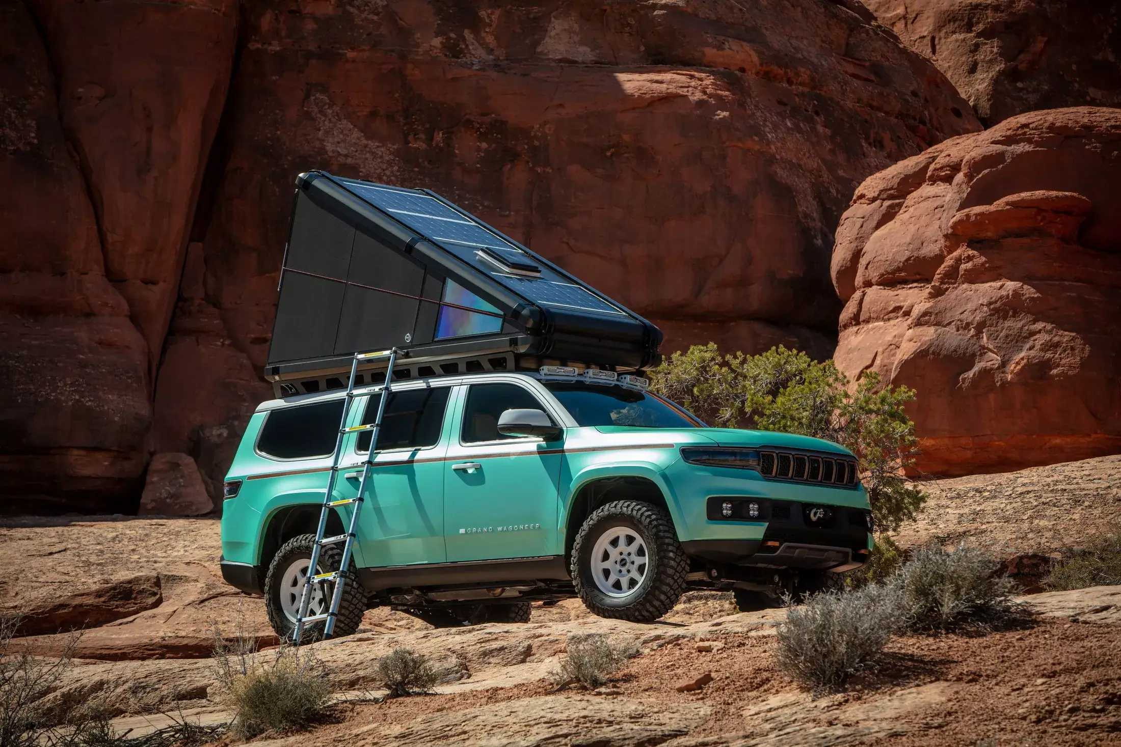 Jeep Vacationeer com tenda no topo