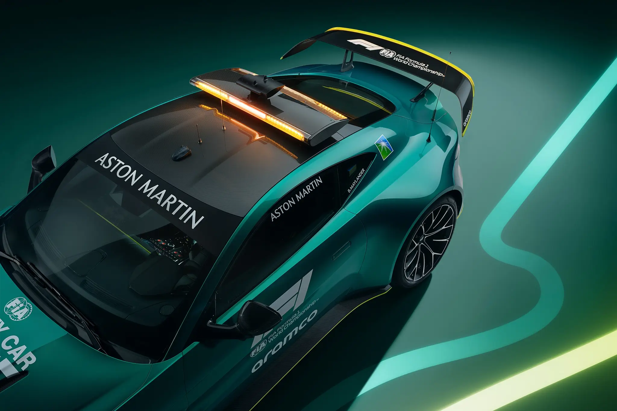 Aston Martin Vantage Safety Car - detalhe da barra de luzes e da asa traseira
