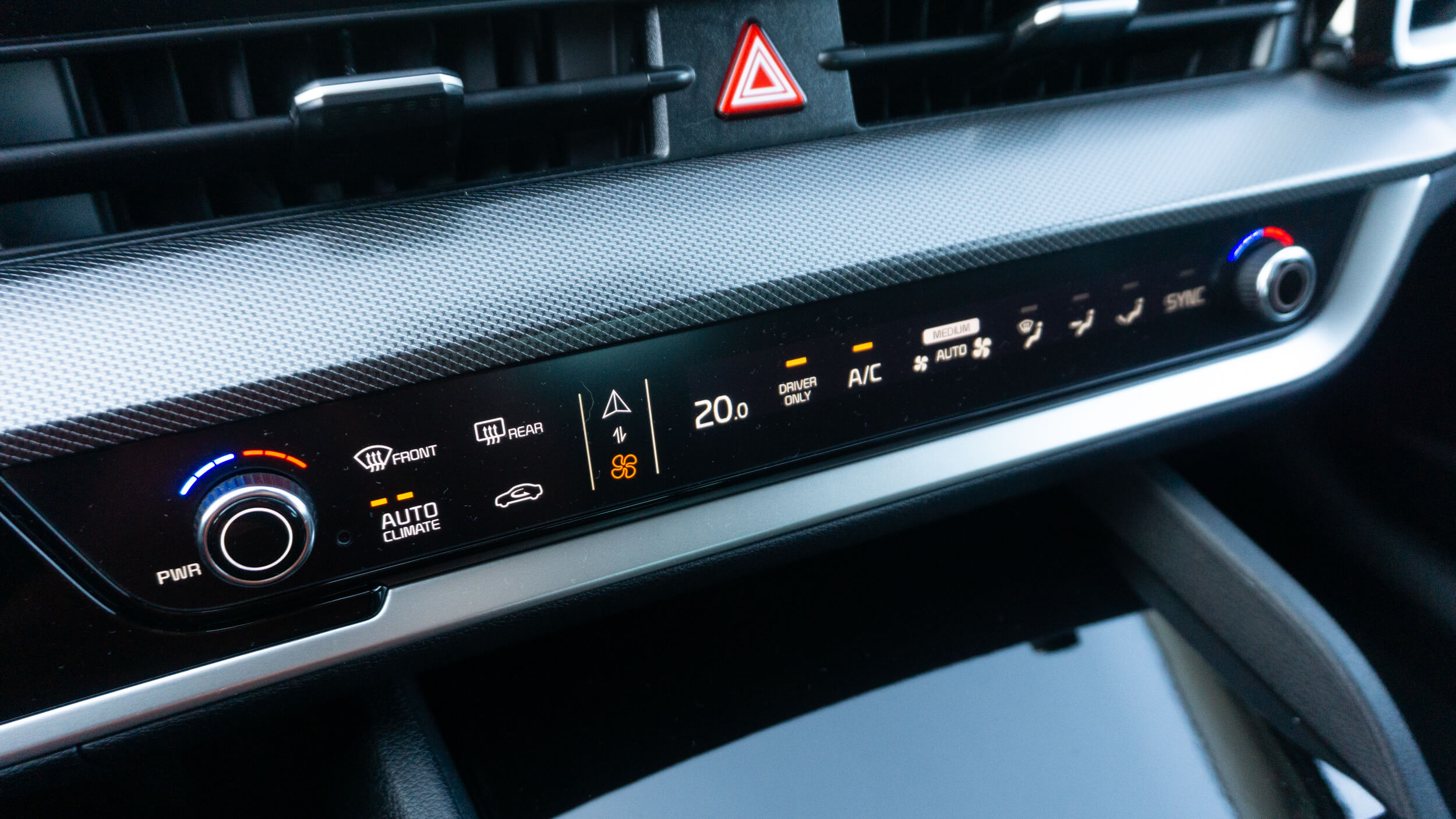 Kia Sportage PHEV - comandos táteis na consola em modo climatização