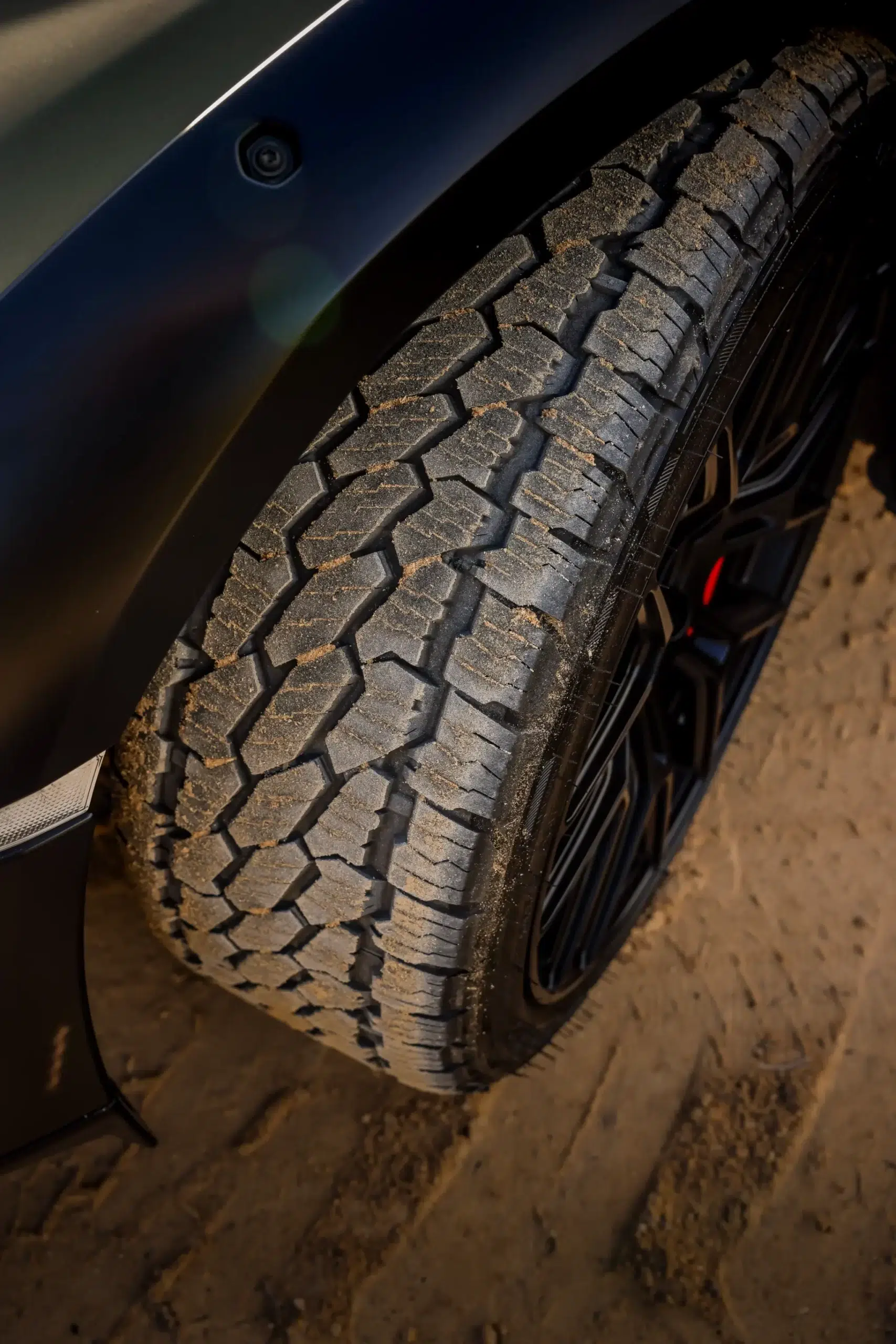 Os pneus Bridgestone Dueler (235/40 à frente e 285/40, sempre em jantes de 19”), conseguem processar a muita terra que entra pelas ranhuras da borracha.
