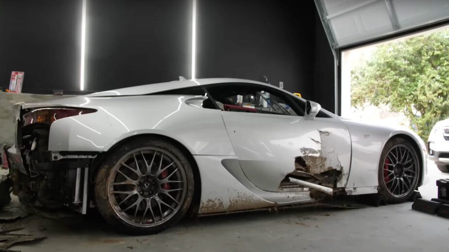 Lexus LFA destruído acidente