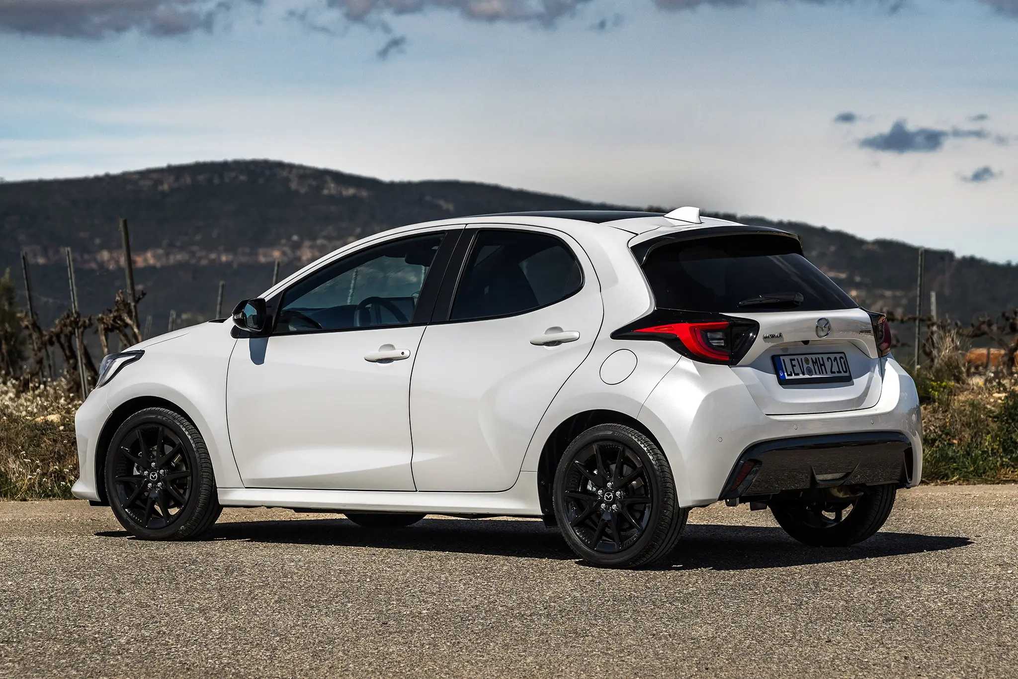 Mazda2 Hybrid - 3/4 de traseira