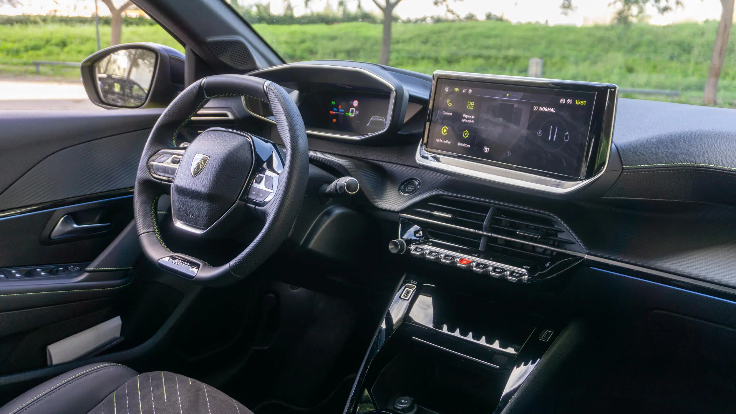 Peugeot e-208 GT - interior