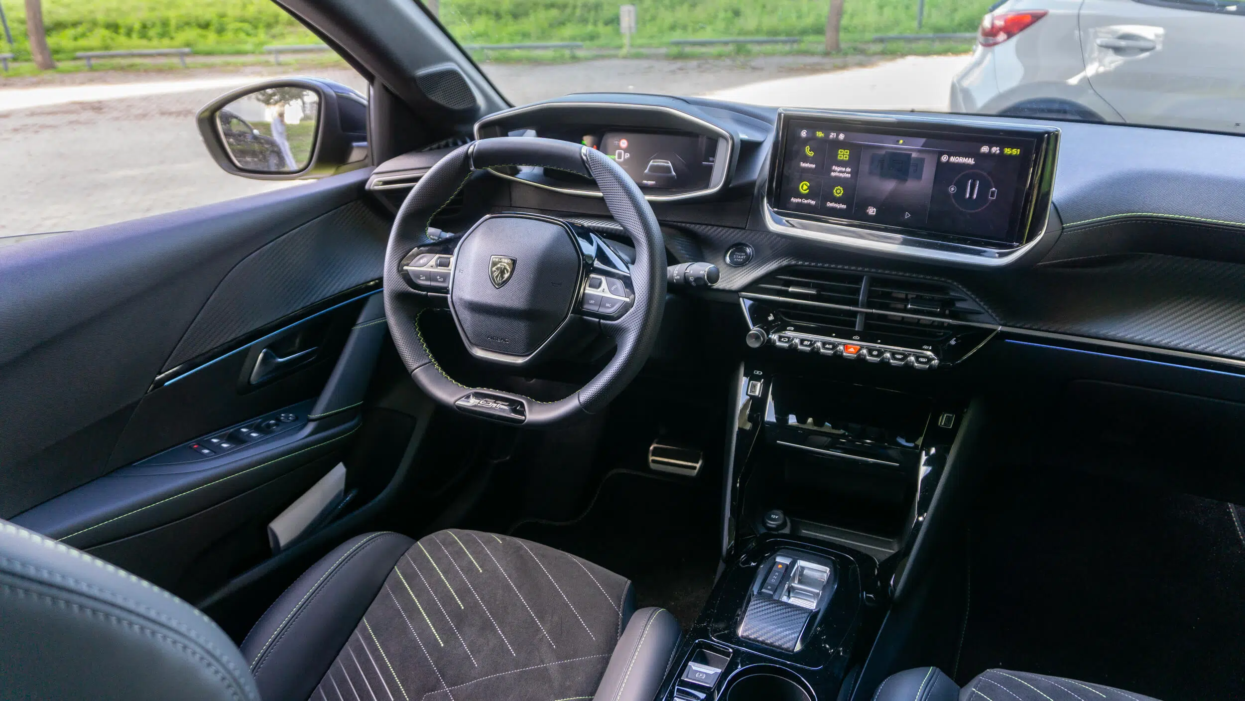 Peugeot e-208 GT - interior