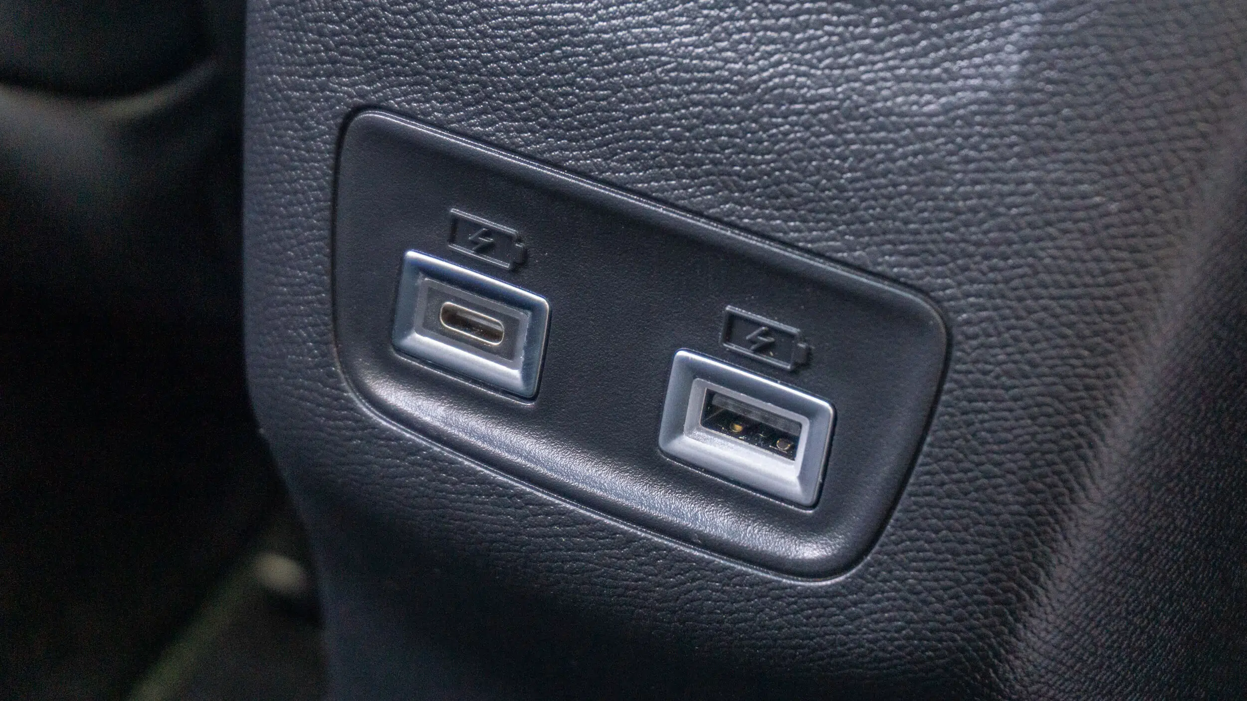 Peugeot e-208 GT - tomadas USB