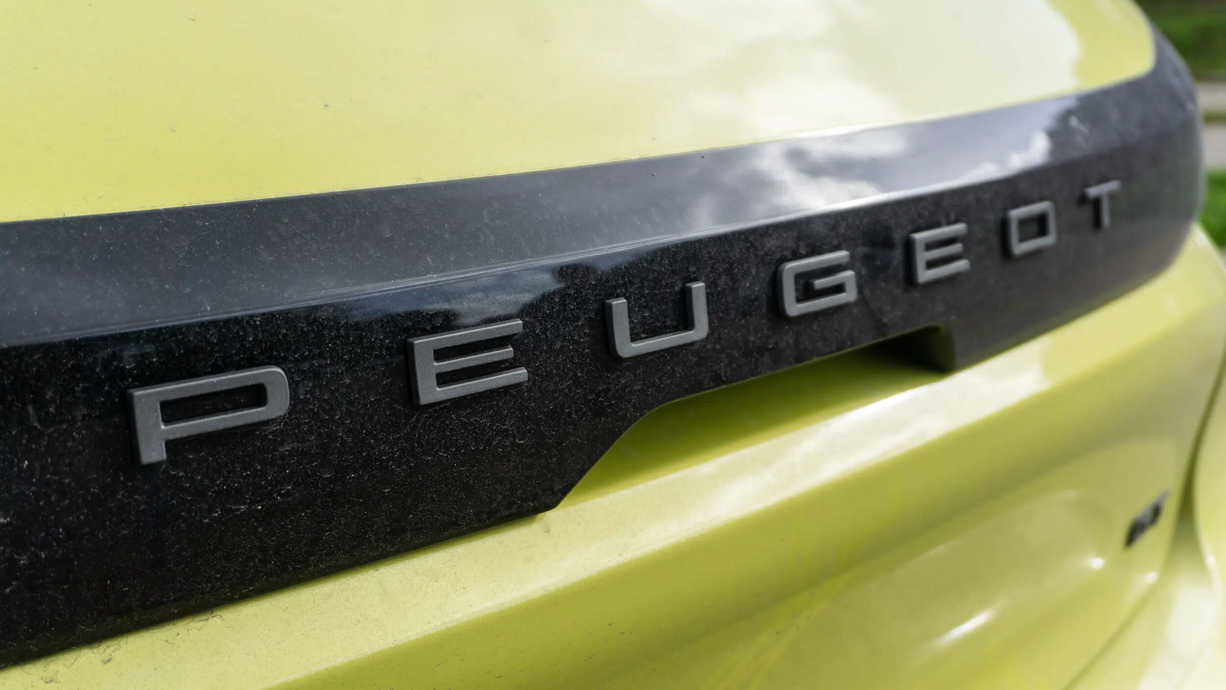 Peugeot e-208 GT - detalhe da traseira