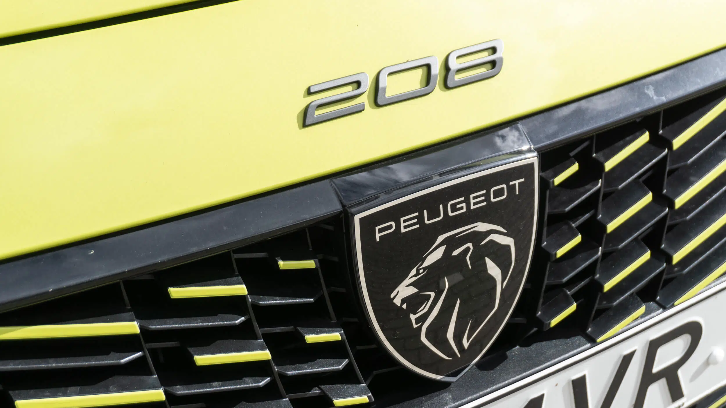 Peugeot e-208 GT - grelha frontal