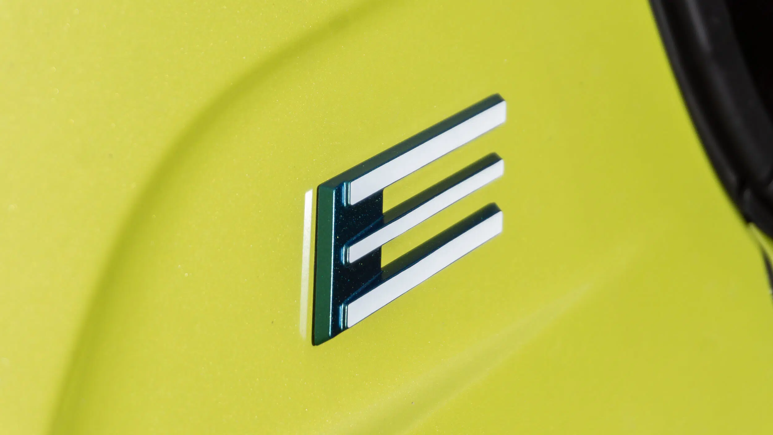 Peugeot e-208 GT - Logótipo "E"