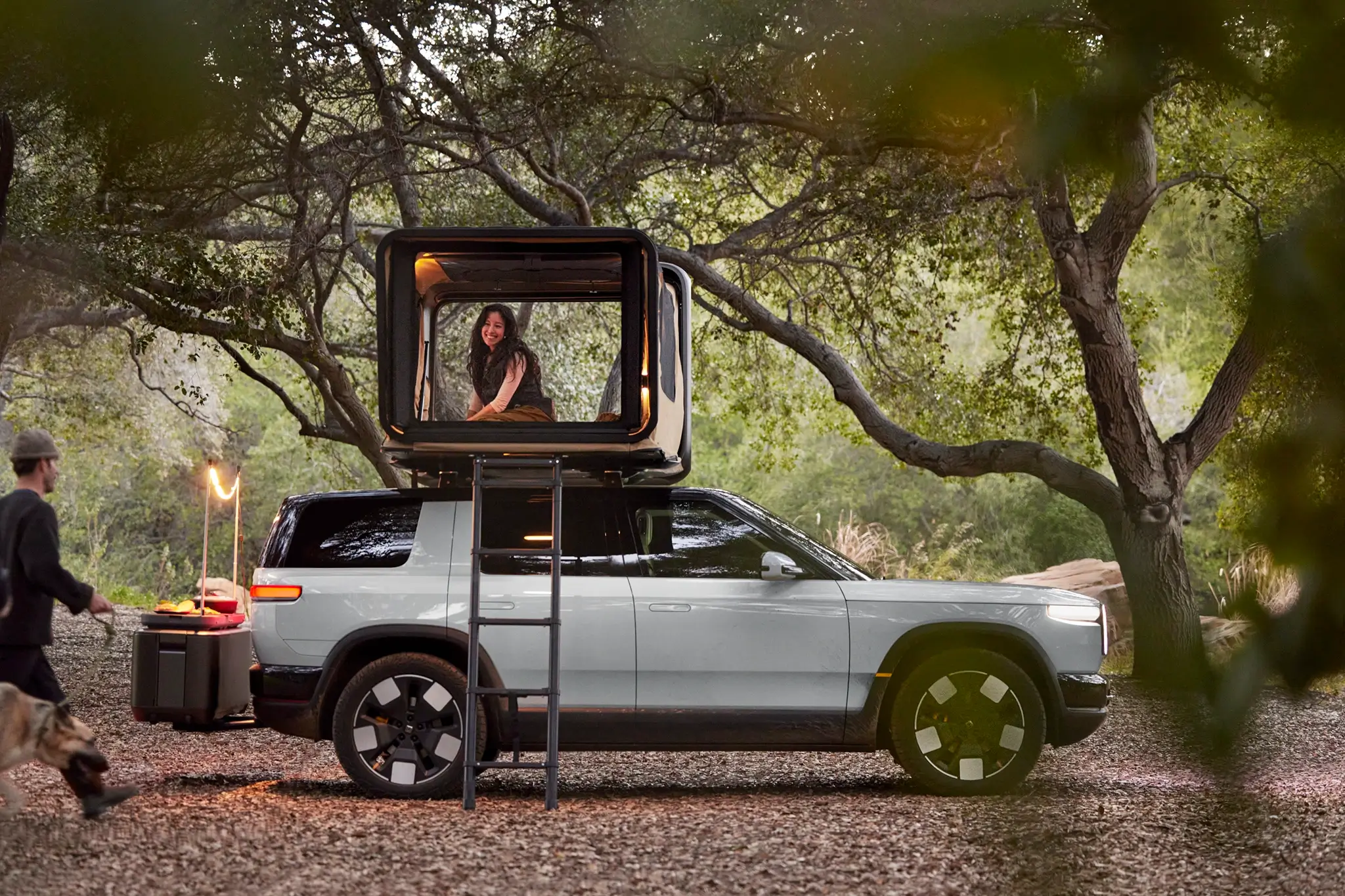 Rivian R2 - vista lateral com tenda no tejadilho