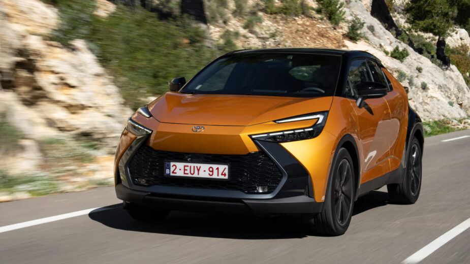 Toyota C-HR PHEV na estrada, frente 3/4