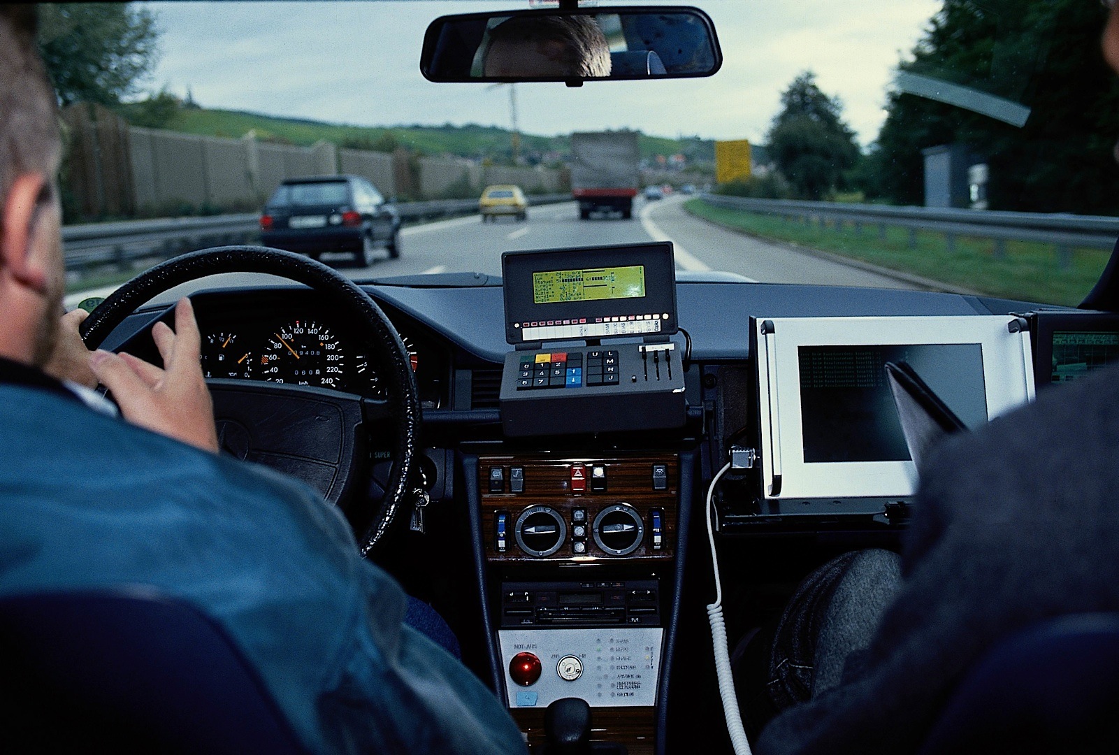 Interior de Mercedes-Benz W 124, na estrada, com equipamento de testes do programa Eureka Prometheus.