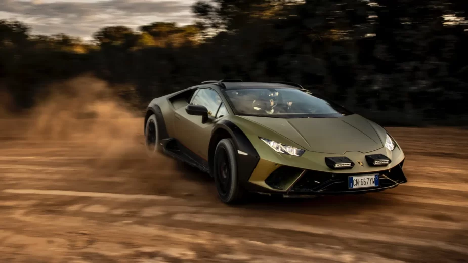 Lamborghini Huracán Sterrato em pista de terra em Nardo