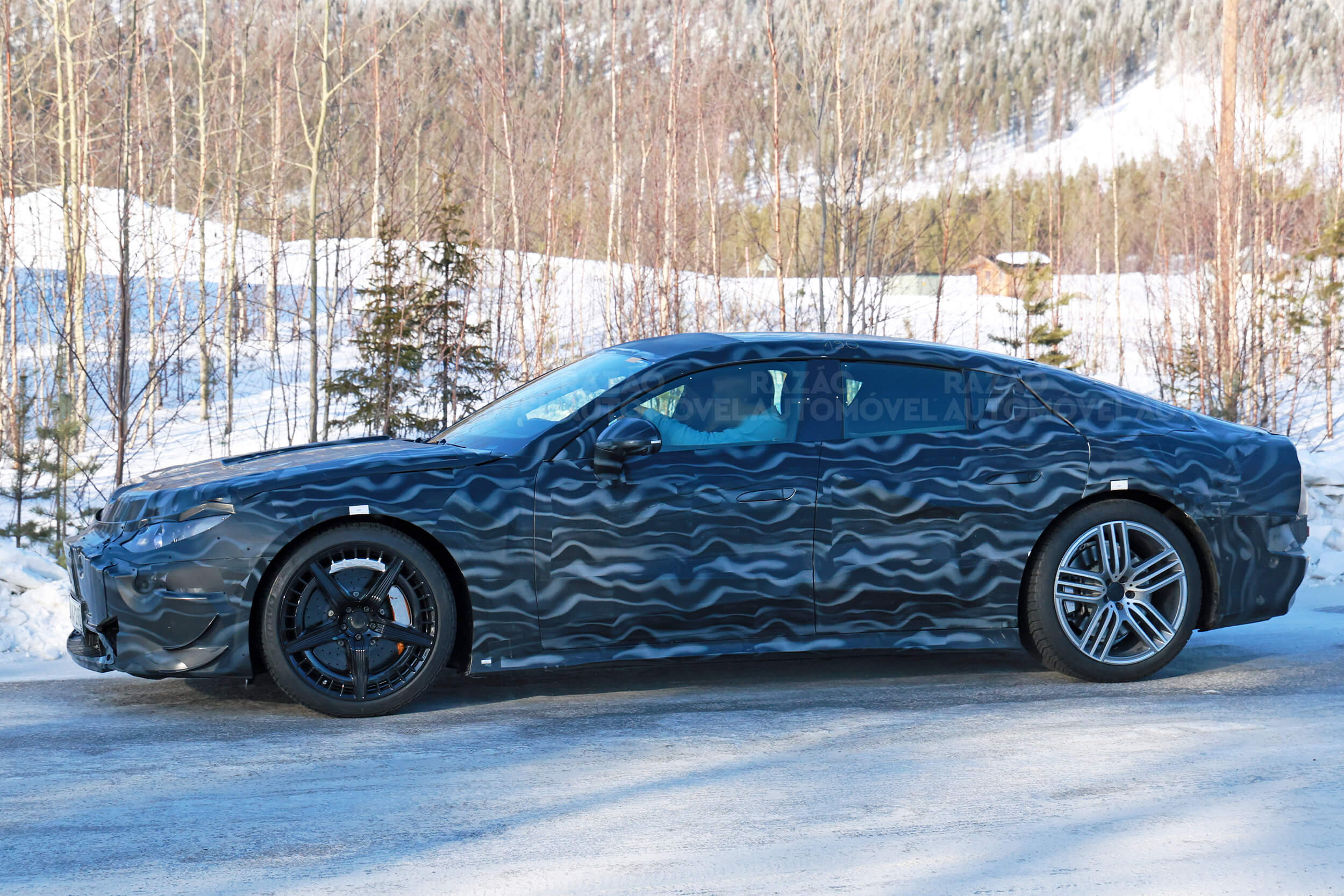 foto-espia Mercedes-AMG GT elétrico, perfil