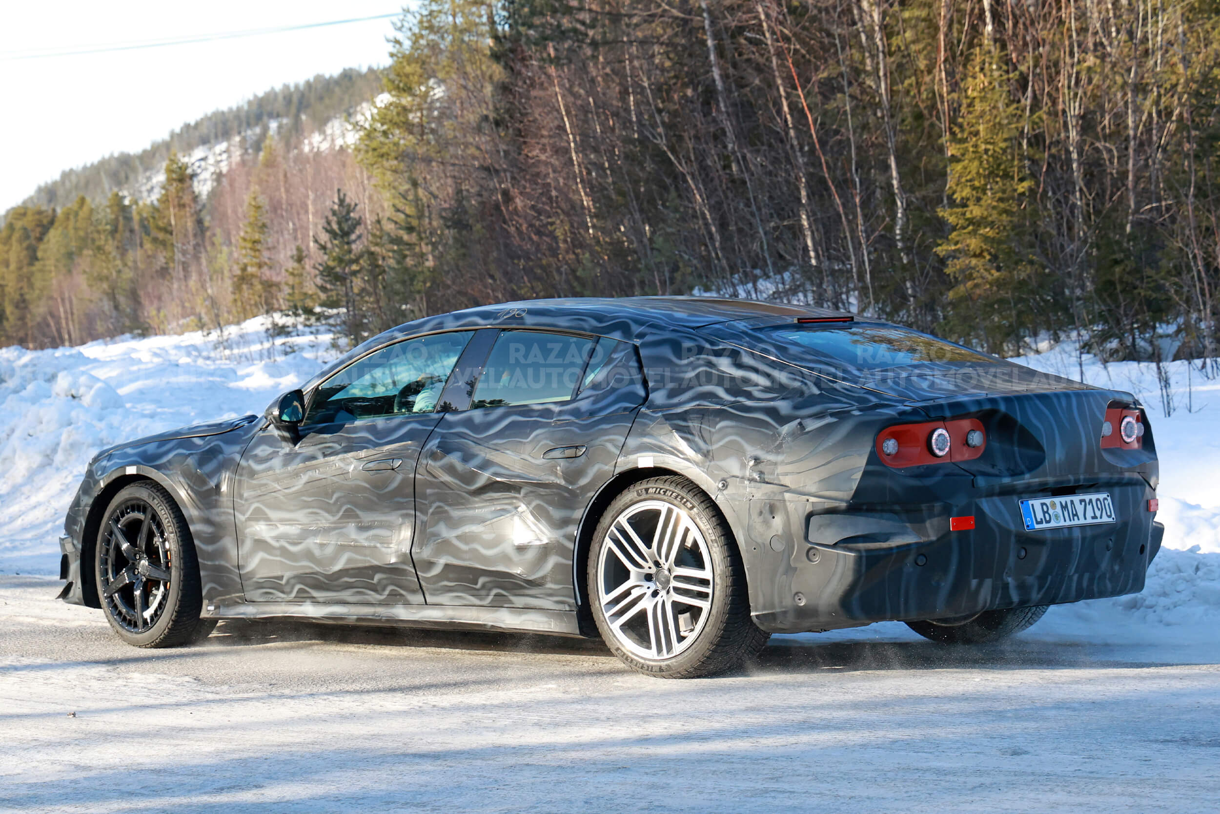 foto-espia Mercedes-AMG GT elétrico, traseira 3/4