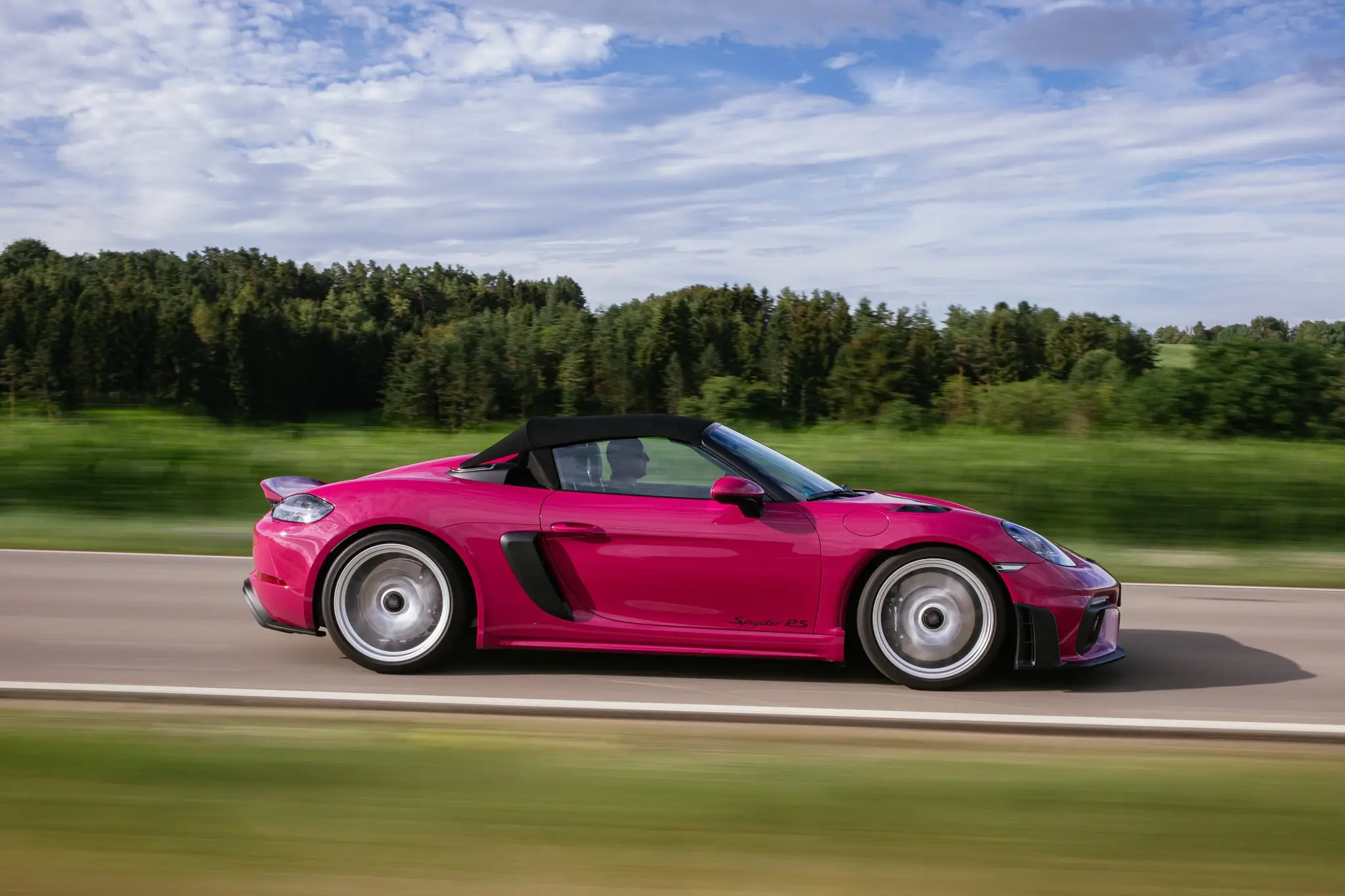 porsche 718 RS Spyder na estrada, perfil