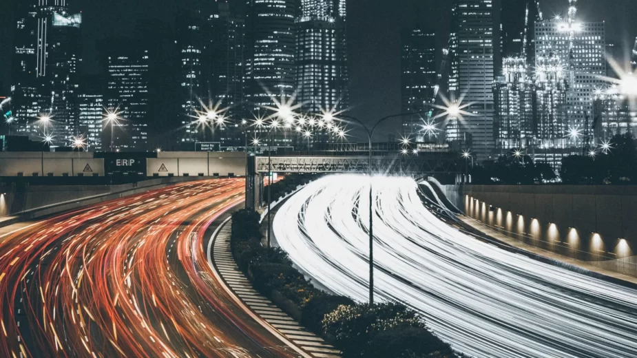 Autoestrada à noite em direção à cidade, com muito transito