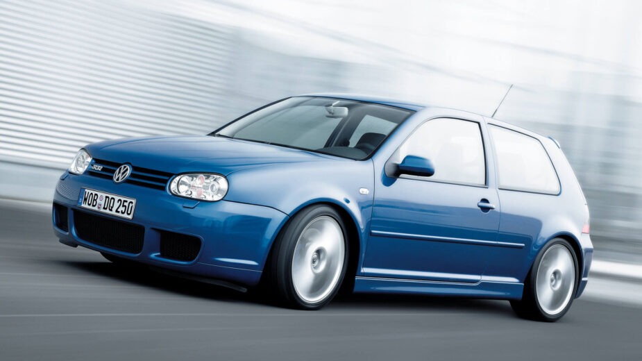 Volkswagen Golf R32 na estrada, frente 3/4