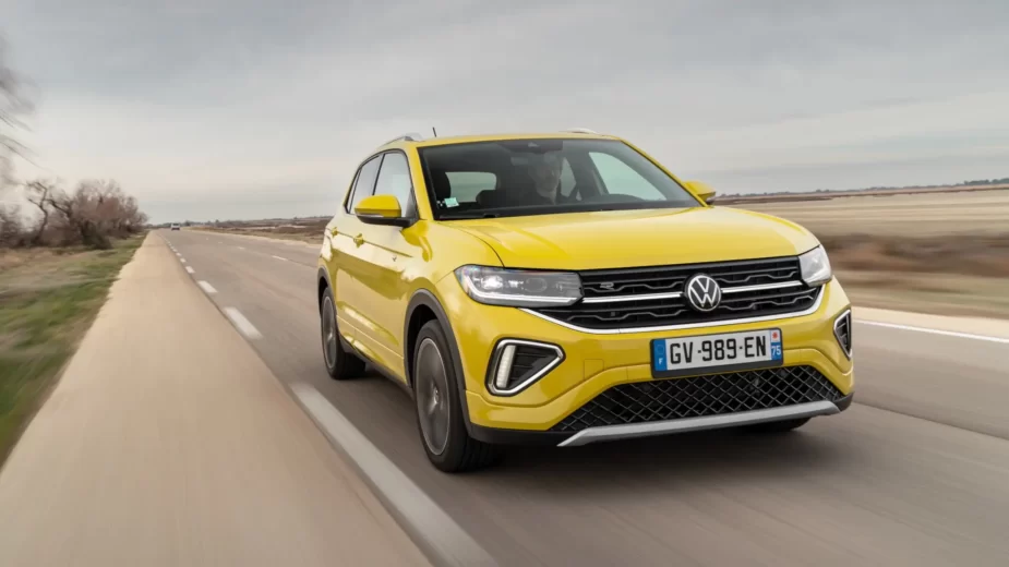 Volkswagen T-Cross na estrada, frente