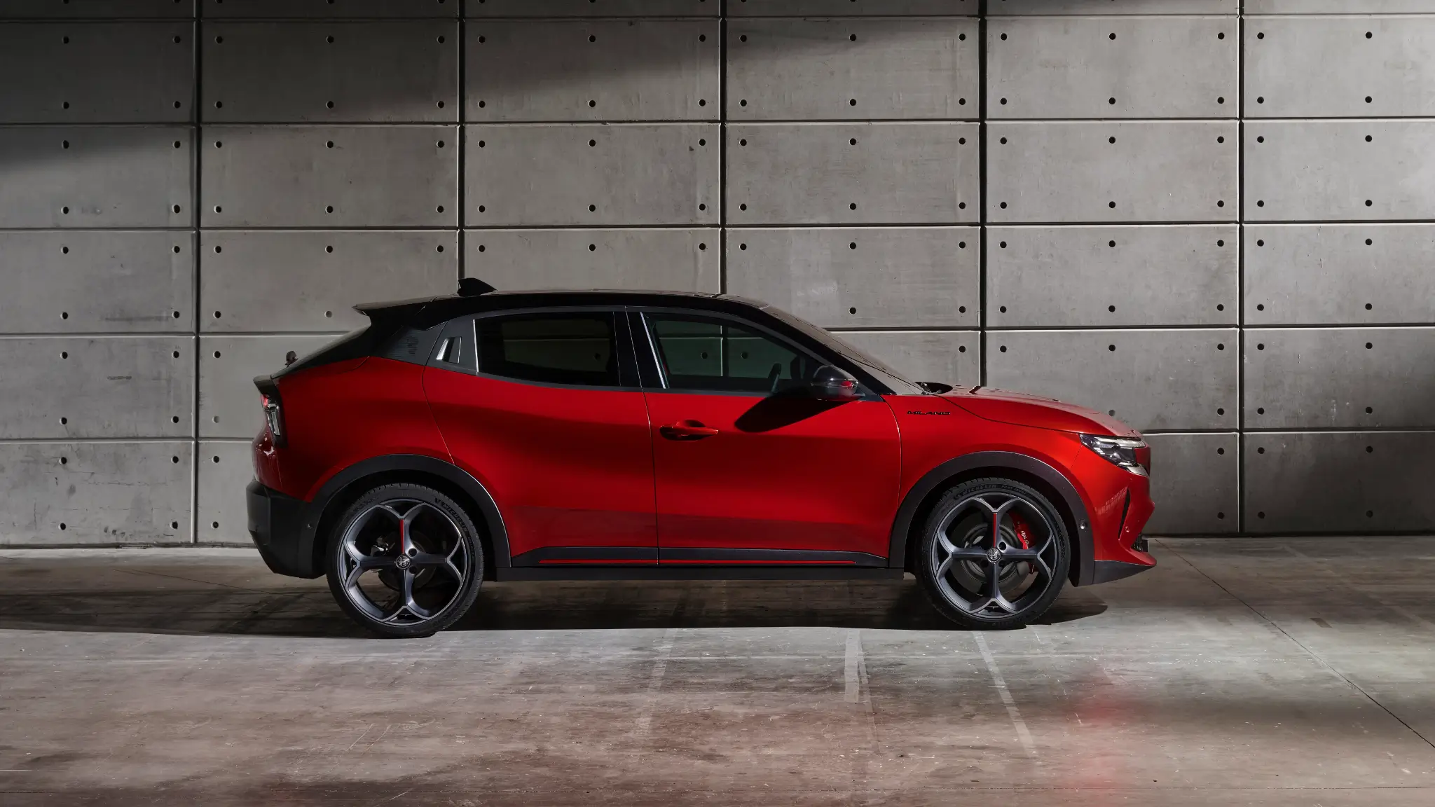 Alfa Romeo Milano lateral em vermelho Arese