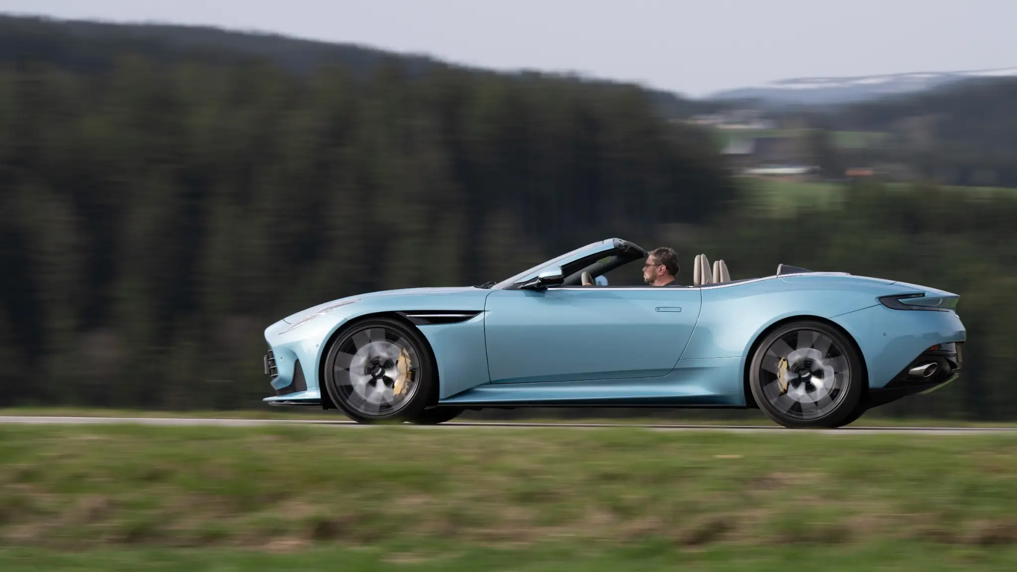 Aston Martin DB12 Volante perfil