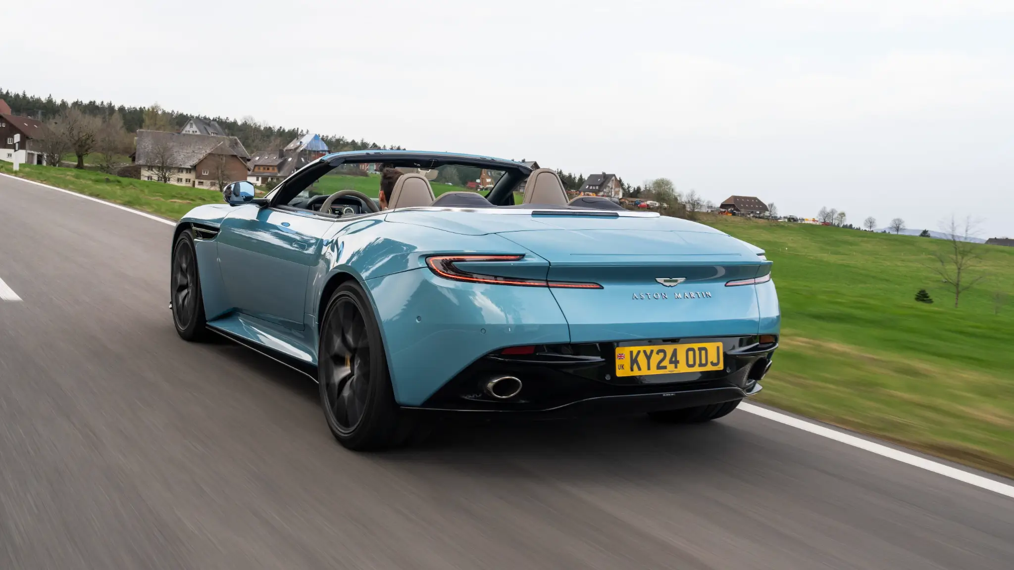 Aston Martin DB12 Volante traseira 3/4