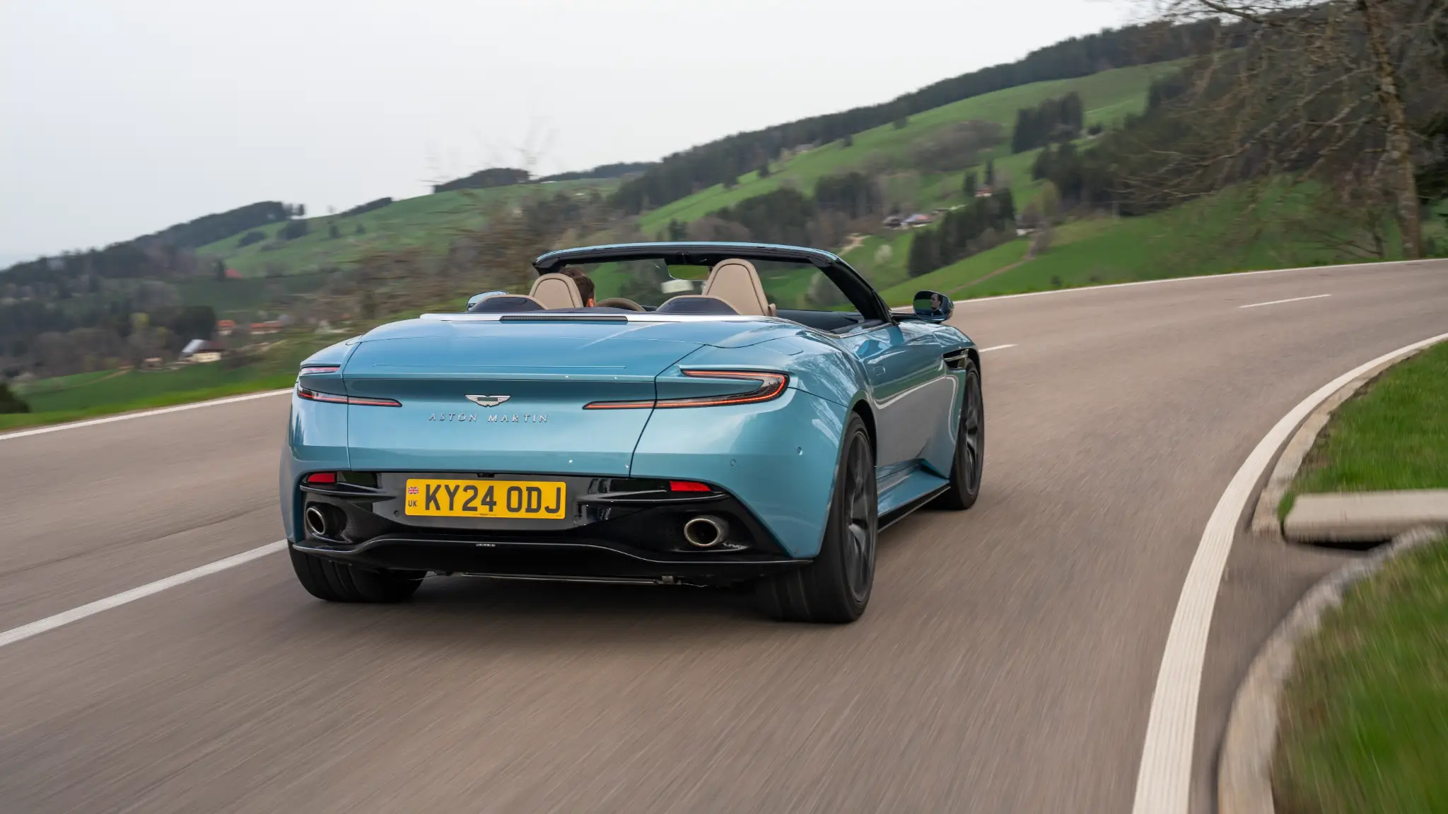 Aston Martin DB12 Volante traseira 3/4