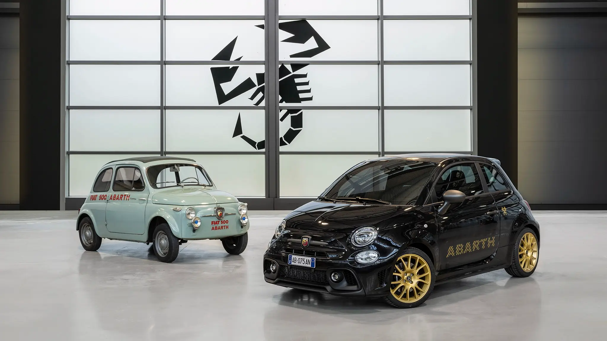 Abarth 695 75º Anniversario - antigo e novo