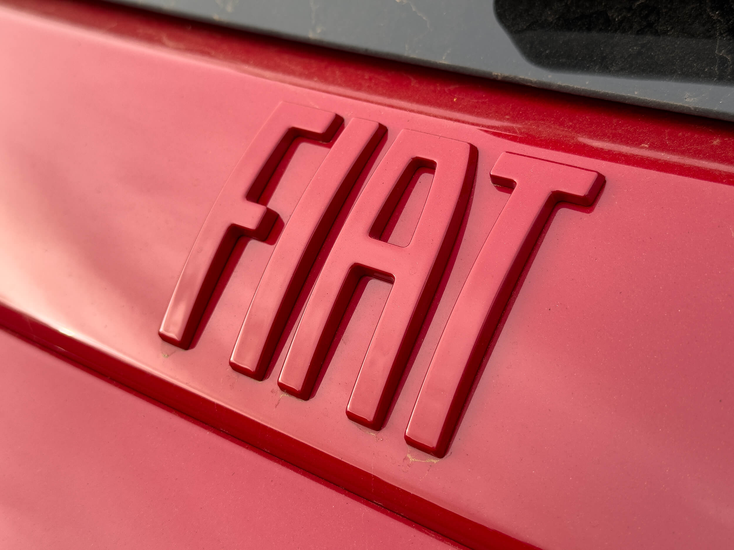 Ensaio Fiat 600e RED - logótipo FIAT
