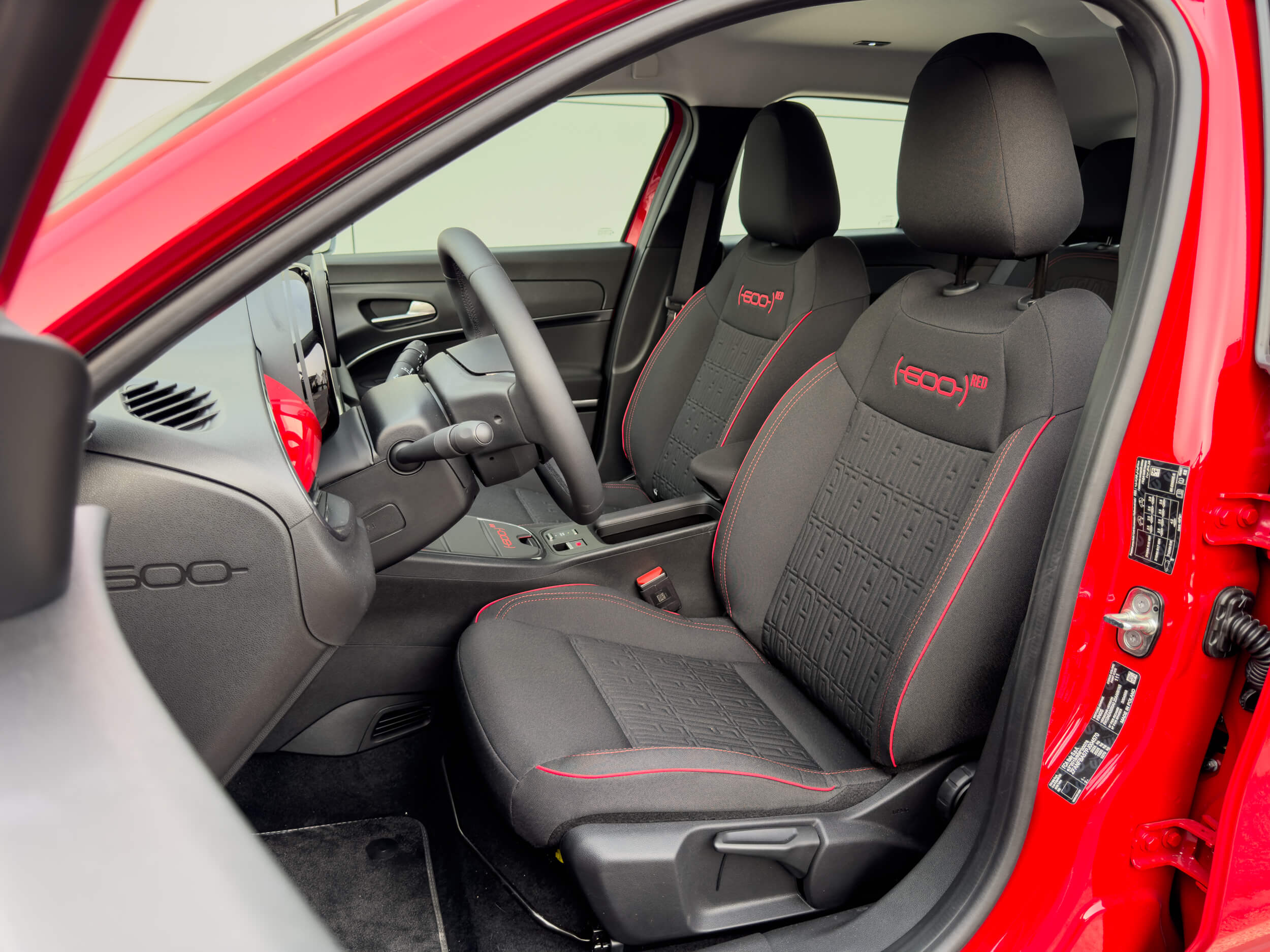 Ensaio Fiat 600e RED - assentos dianteiros