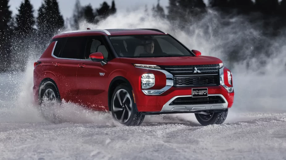 Mitsubishi Outlander PHEV na neve, a andar de lado