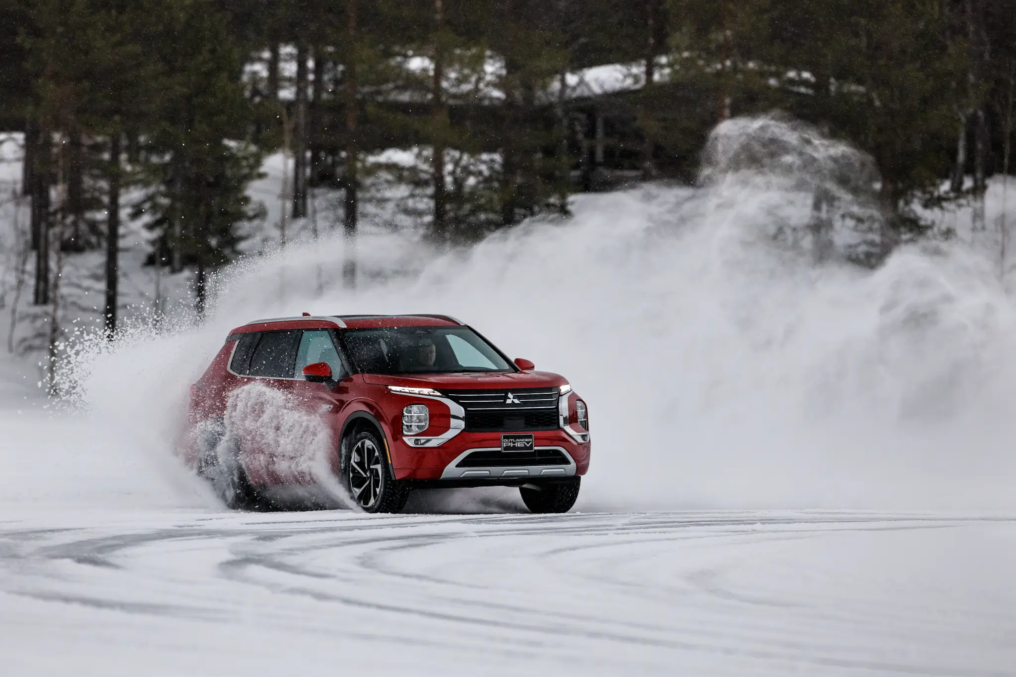 Mitsubishi Outlander em lago gelado, andar de lado