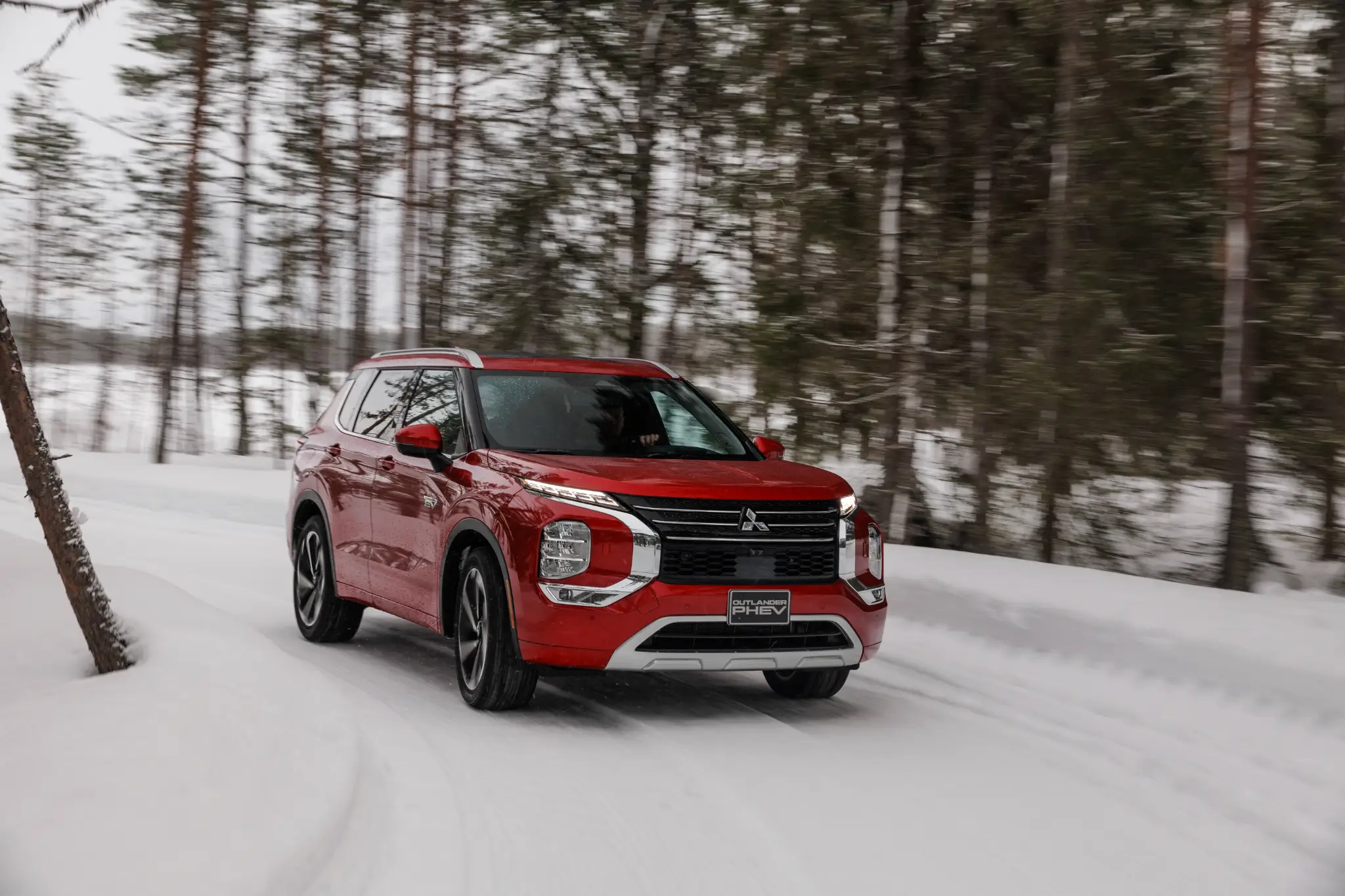 Mitsubishi Outlander em estrada com neve, frente