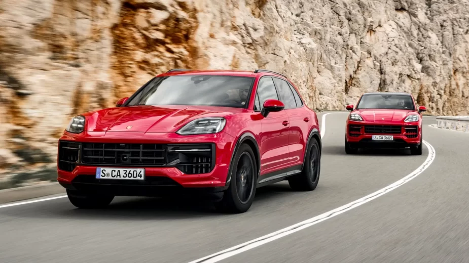 Porsche Cayenne GTS - em estrada de frente