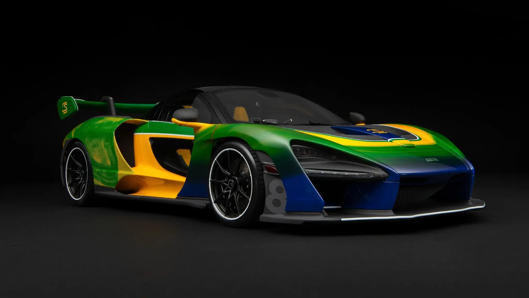 McLaren Senna com pintura inspirada no Artyon Senna à escala 1:8 dianteira 3/4