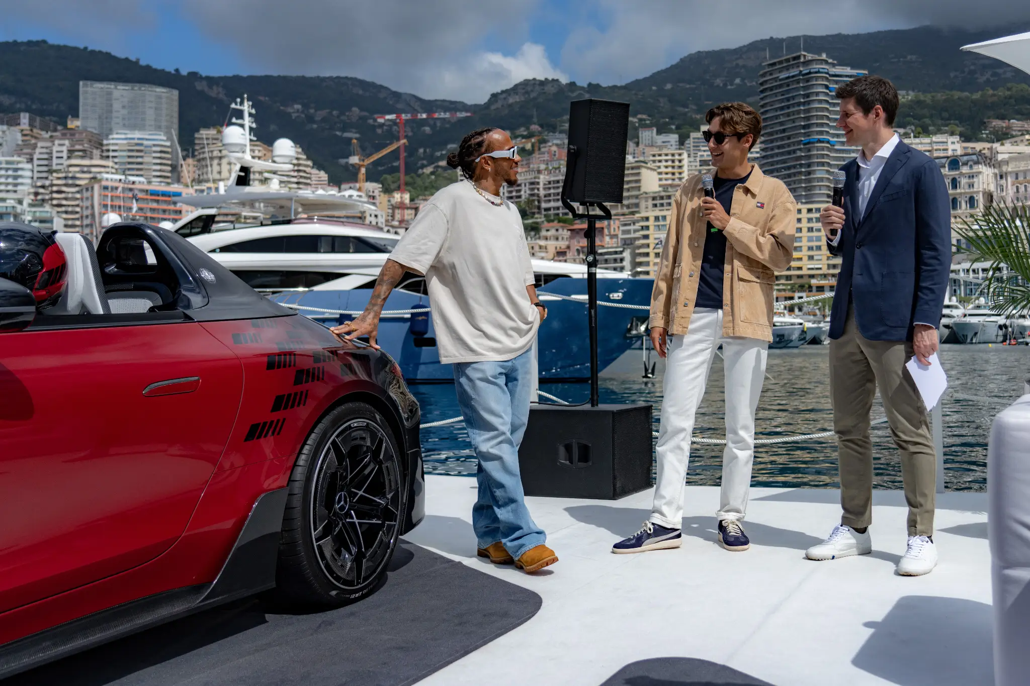 Mercedes-AMG PureSpeed, com os pilotos de F1 Lewis Hamilton e George Russell